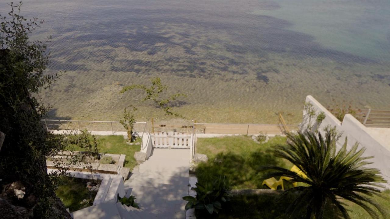 Paul Seafront House Villa Mesongi Exterior photo