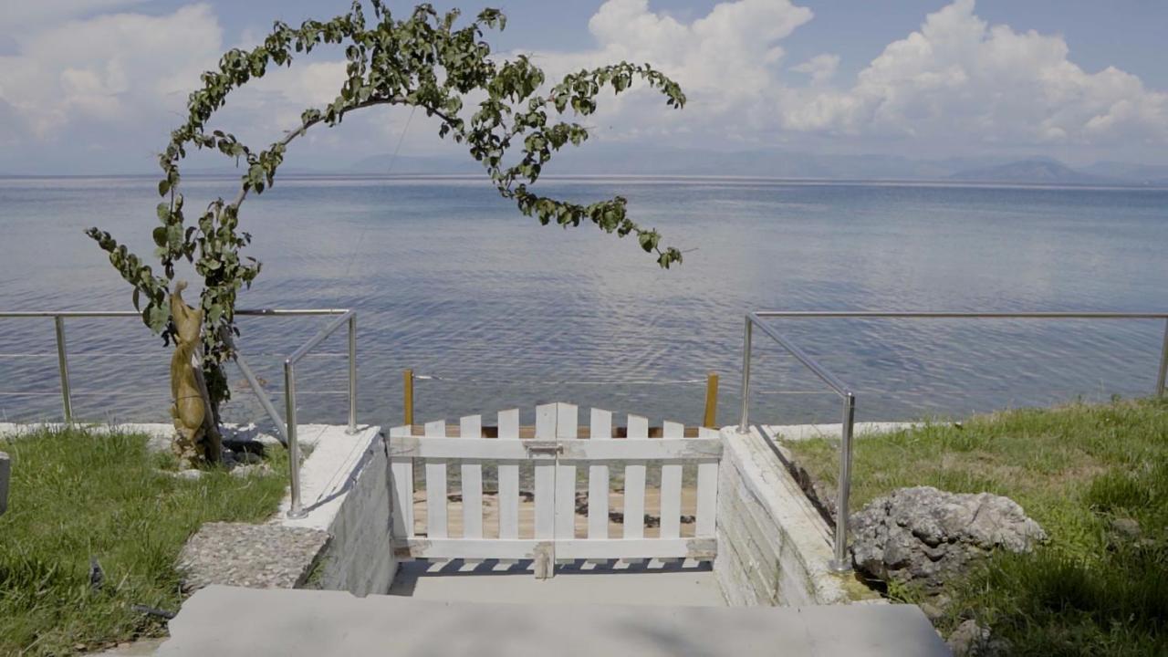 Paul Seafront House Villa Mesongi Exterior photo