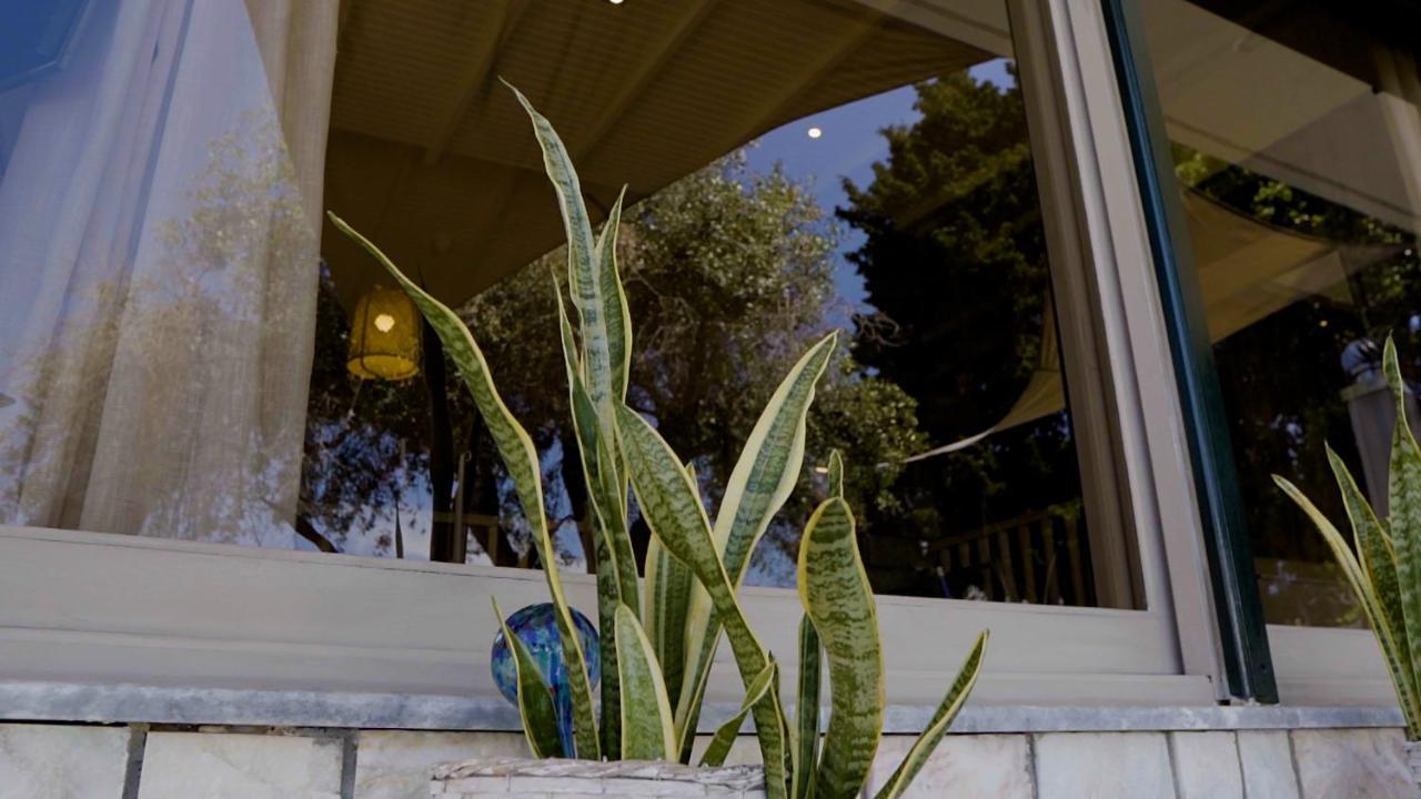 Paul Seafront House Villa Mesongi Exterior photo